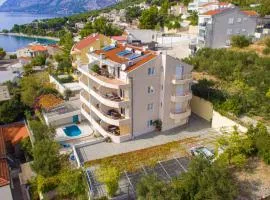 Family friendly apartments with a swimming pool Brela, Makarska - 20066