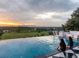 StayVista's Vine & Splash - Riverside villa with an infinity pool and indoor games