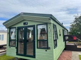 2-Bedroom Caravan in Uddingston, Glasgow, хотел в Ъдингстън