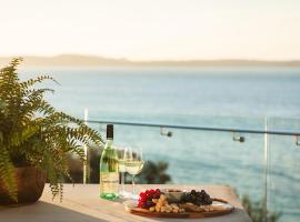 Riviera - Panoramic Water Views In The Heart Of Nelson Bay, hotel v mestu Nelson Bay