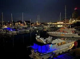 LUXURY 40 FOOT YACHT ON 5 STAR OCEAN VILLAGE MARINA SOUTHAMPTON - minutes away from city centre and cruise terminals - Free parking included - FULLY HEATED FOR WINTER!