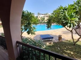 Ground floor apartment by circular pool in Talabay (sweet coffee apartment)，亞喀巴的附設泳池的飯店