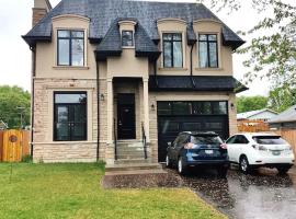 Beautiful Walk out Basement Apartment in Pickering near Beach, hotel em Pickering