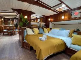 AMAZING PRIVATE LUXURY BOAT ACCOMMODATION