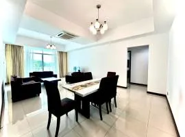 Bay Resort Condominium 3-bedrooms with Swimming Pool near the Seaside