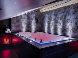 Suite Rouge baiser avec Jacuzzi privatif - LoveRoom Insolite โรงแรมที่มีสปาในแซงต์-เอเตียน