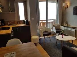 Studio 24m² avec balcon sud, pied des pistes, cuisine équipée, Smart TV et casier à ski - FR-1-545-7