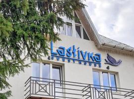 Lastivka Guest House, guest house di Yablunytsya