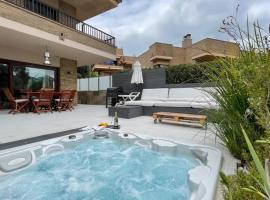 Residencial Bella Donna Lux House, Jacuzzi y piscina privada, hotel v Lloret de Mar