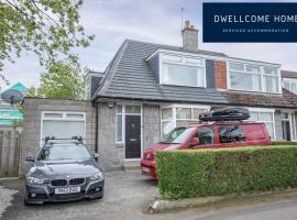 Dwellcome Home Ltd 5 Double Bedroom 2 and a half Bathroom Aberdeen House, Free Drive Parking, Garden, Fast WIFI, lovely quiet street, Ideal for long term contractor, corporate etc stays - see our site for assurance, hótel í Aberdeen