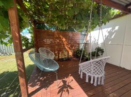 Shoal Bay Serenity Beach Cottage Newly Renovated, hotel em Shoal Bay