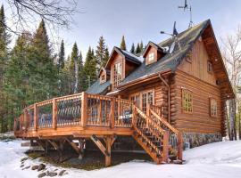 Family & Pets Friendly 6 Person Remote Work Mountain View Oasis: Lac-Superieur şehrinde bir otel