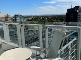 The Fawkner Apartment Bay-view pool/Gym Free Parking, hotel em Melbourne