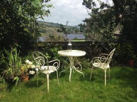 Bijou Cottage in Brontë Country with Wood-burning Stove & Hot Tub Spa, ξενοδοχείο με σπα σε Haworth