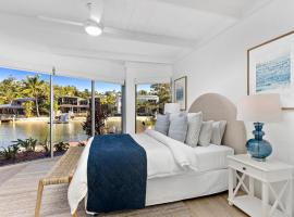 Ground-Level Riverfront 2 Bedroom Apartment Steps from Hastings Street - by Stay Noosa, hotel a Noosa Heads