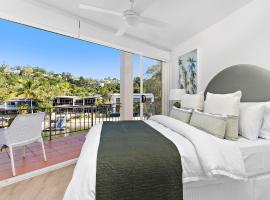 Riverfront 2 Bedroom Penthouse, steps from Hastings Street - by Stay Noosa, hotel a Noosa Heads