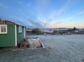 Toms Hut and Robins Rest Shepherd Huts near Wadebridge, villa í Wadebridge