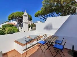 Casa Vale do Lobo 32 - Charming Townhouse AC 2 minutes walk from Beach Praca