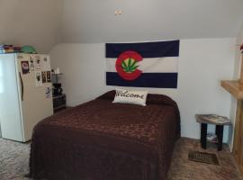 Quiet upstairs studio close to town 420 friendly, hotell i Trinidad