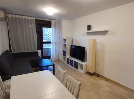 Gran piso cerca Centro Comercial y Playa, apartament din Ceuta