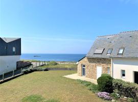 Maison rénovée 3 pièces avec terrasse, jardinet et parking à Quiberon - FR-1-478-28, hotell i Quiberon