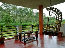 Rainy Cloud Homestay - 1KM Falls, Balcony, Estate, Home Food, hotel u gradu 'Chikmagalūr'