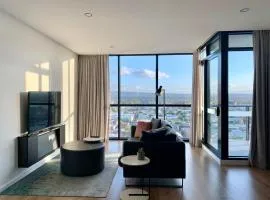 CBD Stunning High Floor View - FREE Parking FREE Netflix FREE Gym FREE Pool FREE Sauna FREE Coffee