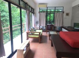 Gaze Studio: Modern Spacious Jungle Stay, hotel di Pantai Cenang