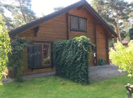 Houten chalet/bungalow in het bos, sauna, jacuzzi, hotell i Meijel