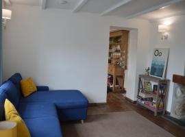 2-bedroom cottage in heart of St Ives w/ parking, hotel a St Ives