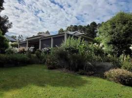 Quiet family retreat getaway - Wildlife Park, Sovereign Hill, Kryall Castle and city at your door - modern house, 8 guests, 4 bedrooms, 5 beds, hotelli kohteessa Ballarat