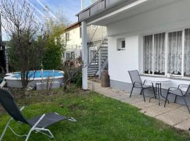 Cheap Outlet Center Apartment with Pool, hotel sa Parndorf