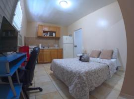 Apartament In Town Ponce- Free Wifi & Ac: Ponce şehrinde bir otel