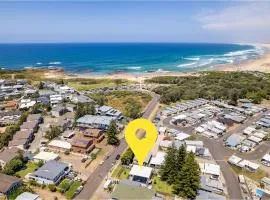 Five Pines Beach House at Birubi 20 Robinson St pet friendly aircon and WiFi