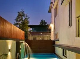 Drizzle Villa with Swimming pool Near Maapro Garden