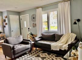 Entire Cute Boho Home Near Hospital, Expo Center, Free Parking, hotel en Kalamazoo