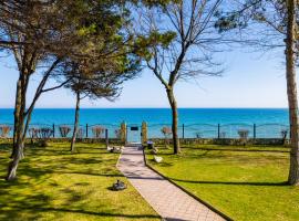 Epico Seafront & Garden Apartments, hotel en Olimp