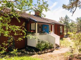 Authentic Swedish family home on the archipelago, casa de férias em Stavsnäs