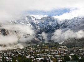 HQ of Nove Sujashvili, hótel í Kazbegi