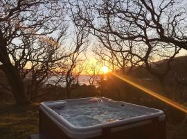 Snowdonia Mawddach Cabin + hot tub, smeštaj sa kuhinjom u gradu Barmut