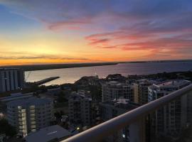 Luxury two-beds harbour views apartment, hótel í Darwin