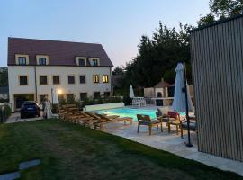 VILLA MAGNYSOLAR Proche Disneyland Paris, hotel com piscinas em Magny-le-Hongre