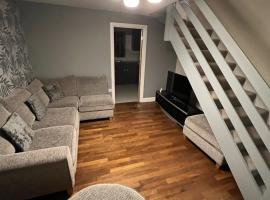 2 bed semi-detached house, hotel en Warrington