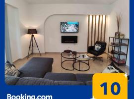 Grey Swan - Modern & Stylish apartment with Private Parking, hotel keluarga di Volos