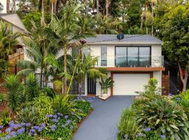 5 bedroom Terrigal beach home with district views, hotel en Terrigal