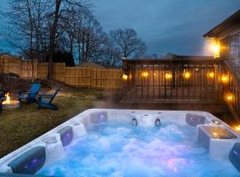 NEW! Updated Mystic Home w/ Sauna, Hot Tub & Deck, hotel a Mystic