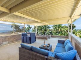 Galoola Hidden Gem, 2 97 Galoola Drive, Pet friendly, Rooftop outdoor area with spectacular views, Wi-Fi and air conditioning, hotelli kohteessa Nelson Bay