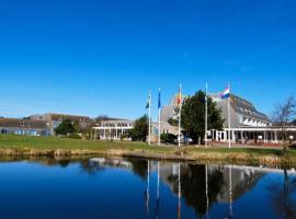 't STRANDHUYS en DE VUURTOREN, met eigen KEUKEN, ZONNIG TERRAS nabij DORP, DUINEN en STRAND, Incl verwarmd binnen ZWEMBAD, hotelli kohteessa Hollum