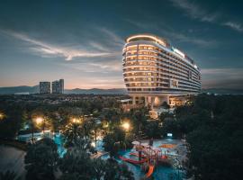 Crowne Plaza Sanya Haitang Bay Resort, an IHG Hotel, хотелски комплекс в Саня