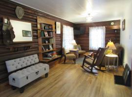 Comfy log cabin in walking distance of downtown โรงแรมราคาถูกในโคดี